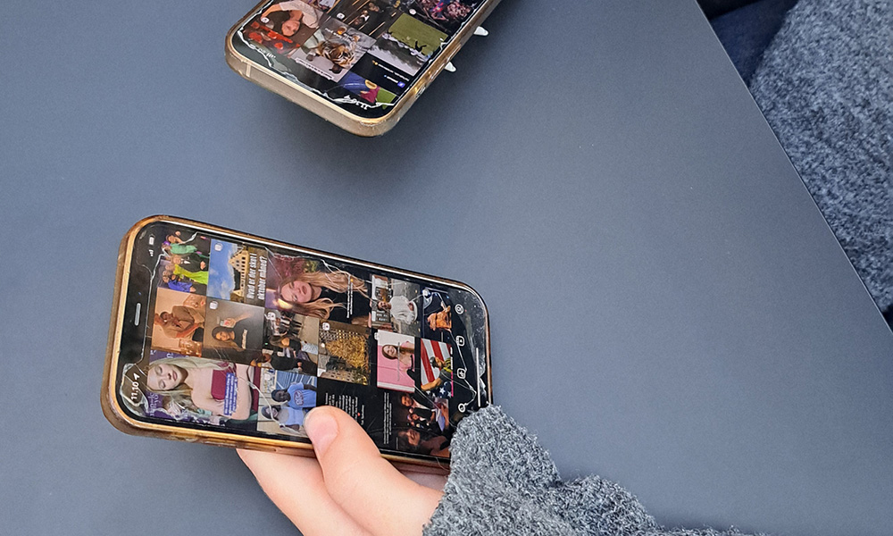 To hænder med mobiltelefoner