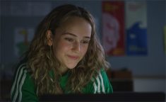 Teenager kigger på computerskærm