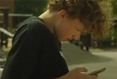 Dren i profil kigger på sin mobil